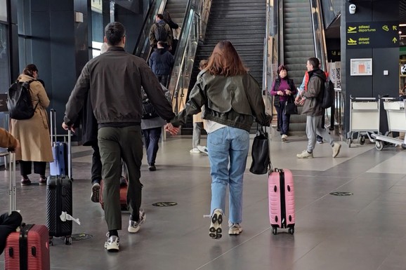 (PAPARACO) PRVE FOTOGRAFIJE ANE MIHAJLOVSKI SA NOVIM DEČKOM Drže se za ruke, stigli sa putovanja - uhvaćeni zajedno na aerodromu