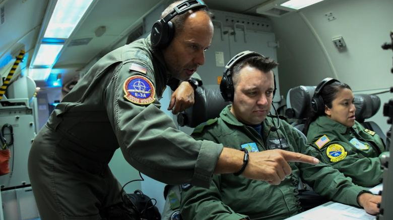 Załoga lotu wywiadowczego NATO w samolocie AWACS