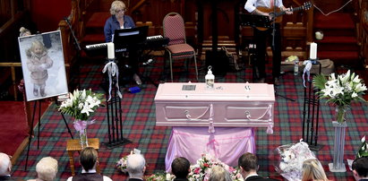 Żałobnicy ubrani na różowo i bańki mydlane. Pogrzeb zamordowanej 6-latki