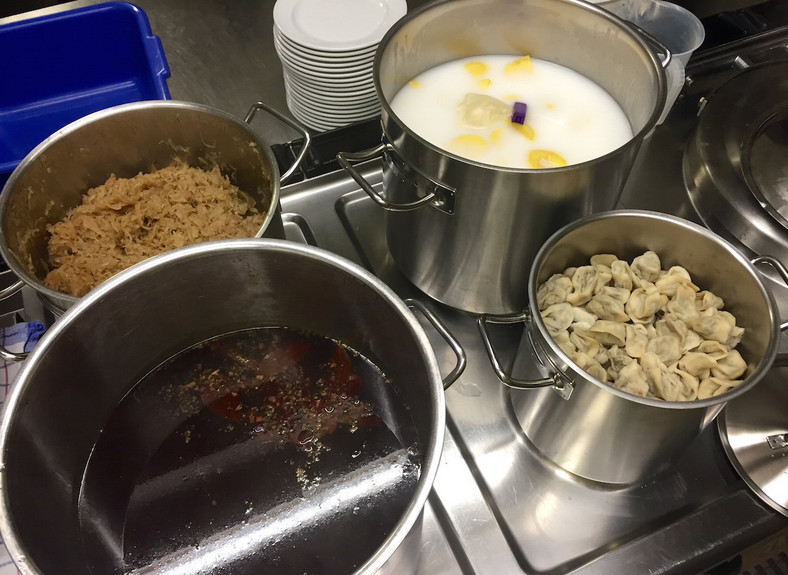 Przygotowanie potraw: barszczyk na zakwasie, kapusta z grzybami, uszka i ziemniaki w mleku, fot. facebook