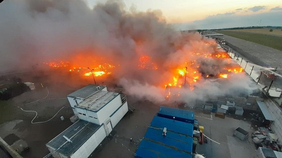 Płonie zakład przetwórstwa tworzyw sztucznych w miejscowości Osła na Dolnym Śląsku, w którym wytwarzane są paliwa