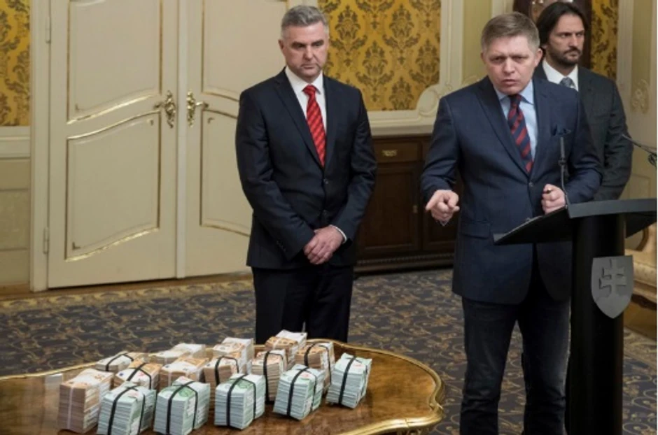 Robert Fico sa novcem koji nudi vlada za informacije o ubistvu