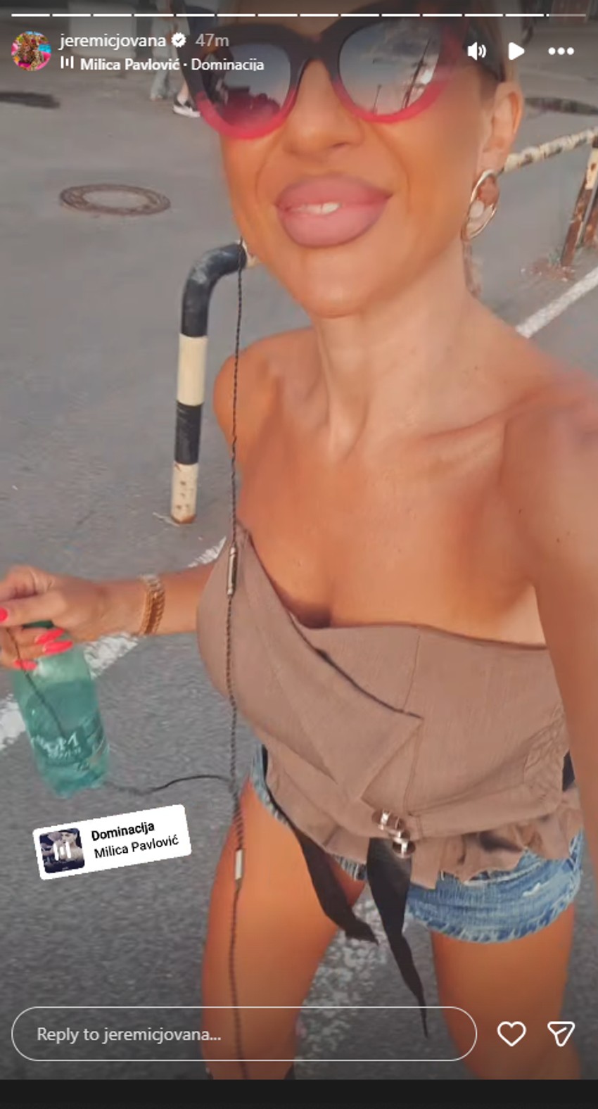 Jovana Jeremić u šortsu vozi rolere