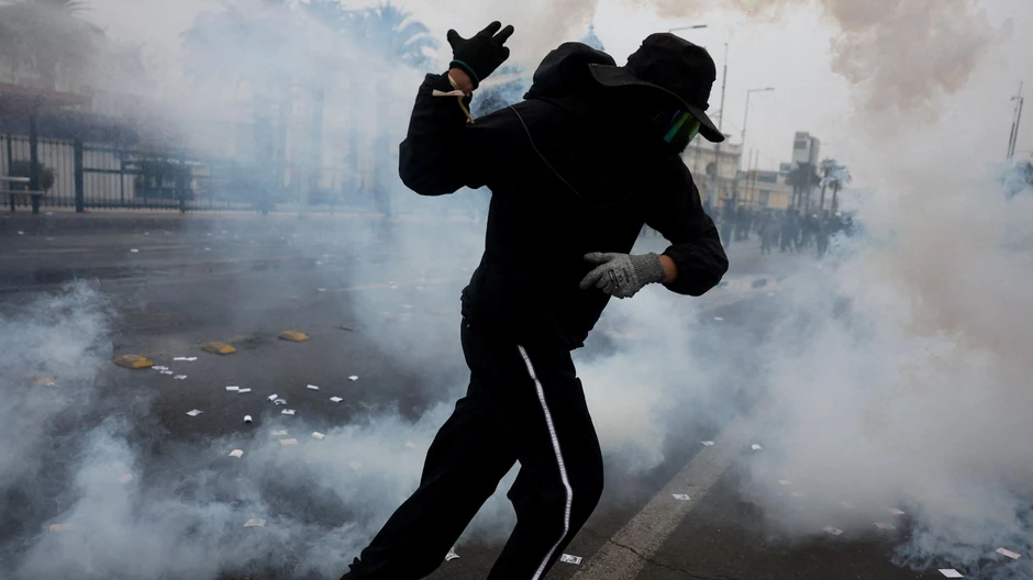 Čovek trči kroz oblak suzavca tokom sukoba na protestu u Santjagu | Foto: Reuters