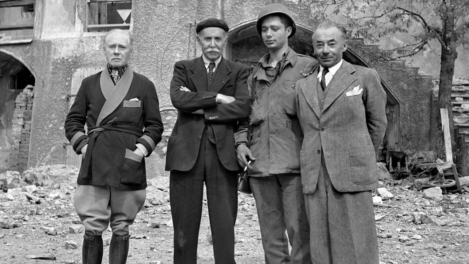 Od lewej: gen. Maurice Gamelin, Michel Clemenceau, amerykański żołnierz i Paul Reynaud. Zamek Itter, 5 maja 1945 r.