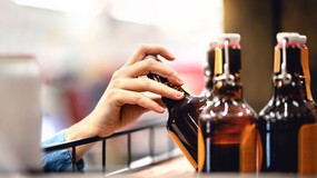 Nocna prohibicja w całym kraju? Koalicjanci Tuska domaga się walki z "alkolobby"