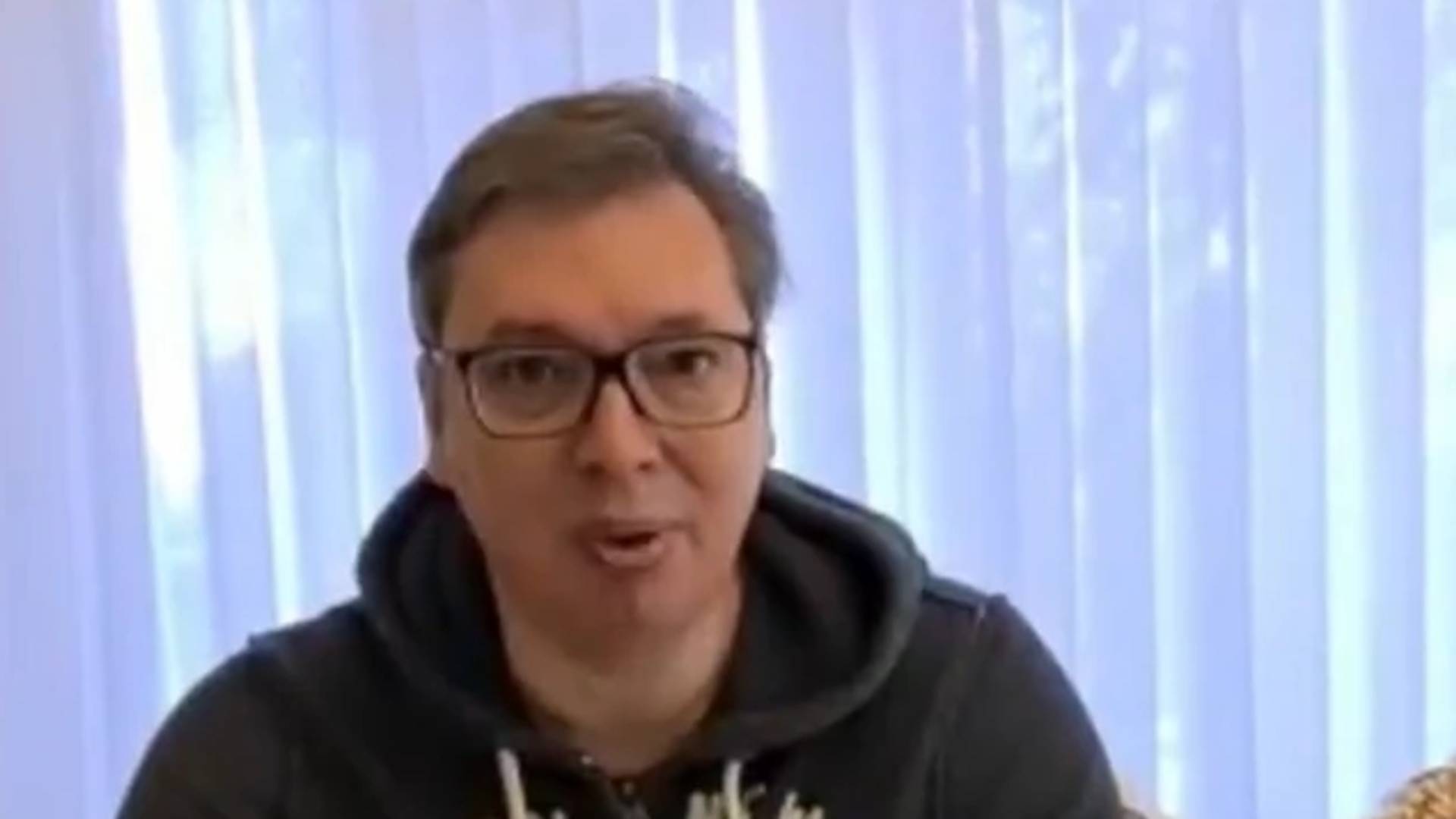 Vučić penzionerima zbog svega što su uradili za našu državu šalje tri kutije vitamina, koje mnogi od njih ne mogu da piju