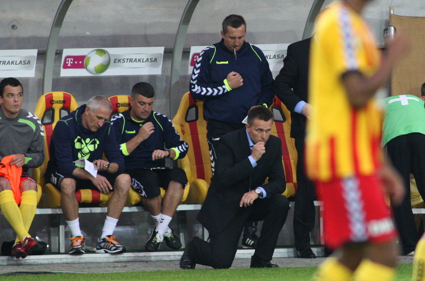 Trener Leszek Ojrzyński modli się przed meczem