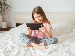 Transmisje na żywo to nie tylko świetna rozrywka. Oto, jakie zagrożenia czyhają na dzieci korzystające ze streamingu