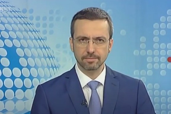 VODITELJ DNEVNIKA KRIJE PRIVATAN ŽIVOT, A ŽENA MU JE OVA 8 GODINA MLAĐA GLUMICA Svi je znate iz hit serija, a evo šta se dešava iza zatvorenih vrata njihovog doma