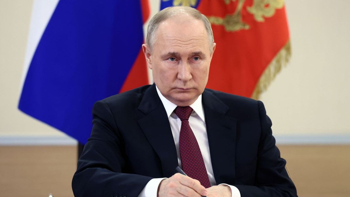 Un blogger rus a fost condamnat la 14 zile de închisoare după ce a scris pe buletinul de vot „Putin e un idiot”