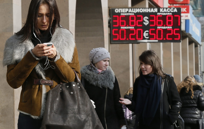 Jeden z rekordów spadku rubla zanotowano w 2014 r., ze względy na obawy przed ruchami Rosji w Ukrainie, Moskwa, Rosja, 2014 r.
