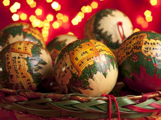 Drewniane, ręcznie malowane bombki będą z pewnością wyglądać oryginalnie