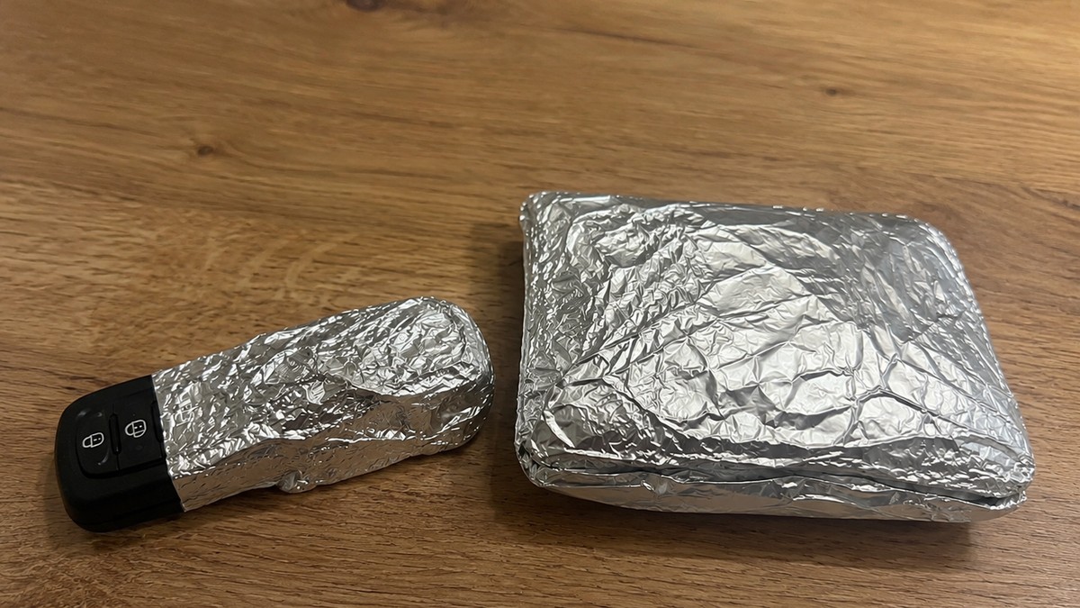 Ljudi umotavaju ključeve i automobile u aluminijumsku foliju
