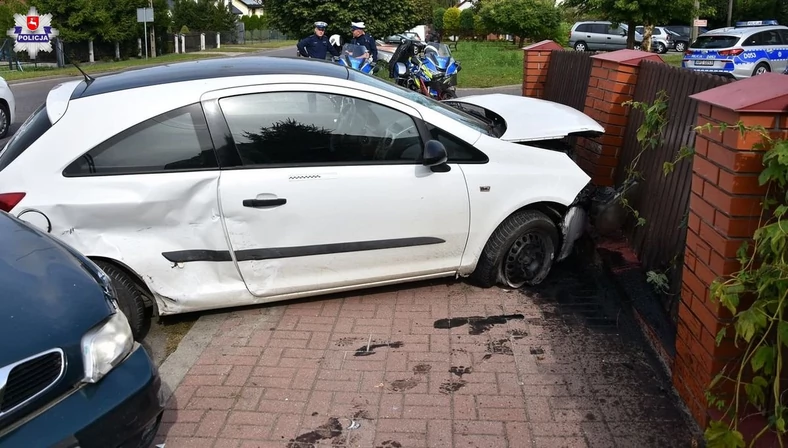 Kierowca Opla, chcąc uniknąć potrącenia rowerzystki, uderzył w ogrodzenie