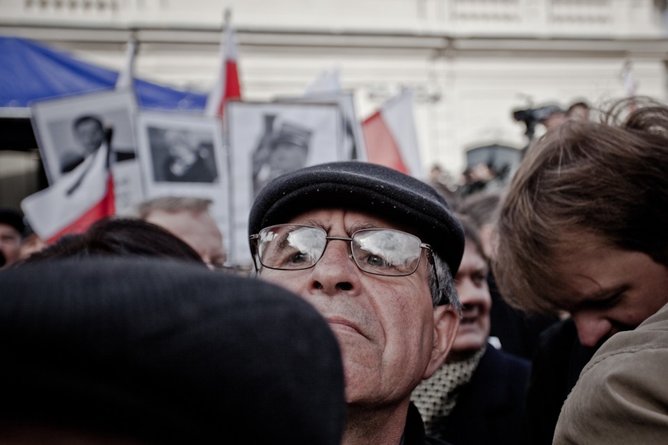 Zwolennicy PiS przed pałacem, fot. Maciej Stankiewicz