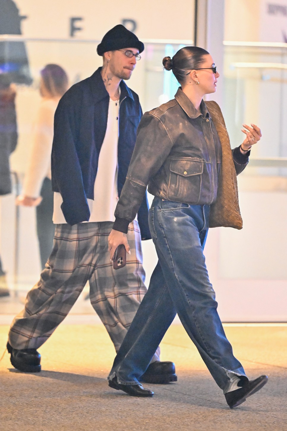 Hailey Bieber már egy vékonyabb talpú, visszafogottabb stílusú mokaszint mutatott be a napokban