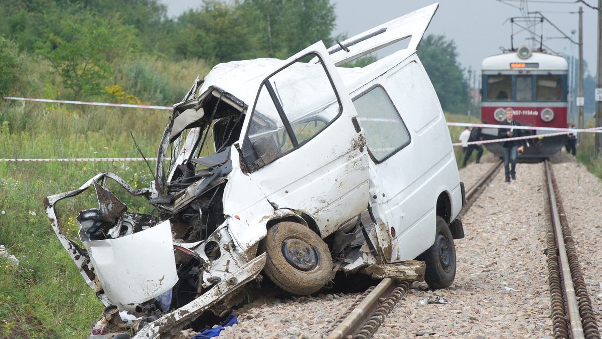 Dzień w kraju zaczął się fatalnie. Najpierw napłynęły doniesienia o śmierci 48-latki po czołowym zderzeniu karetki z tirem, a później o dziewięciu ofiarach zderzenia pociągu z busem. Również dzisiaj Polskę odwiedził republikański kandydat na prezydenta USA Mitt Romney. Zobacz, co jeszcze wydarzyło się dziś w kraju i na świecie!