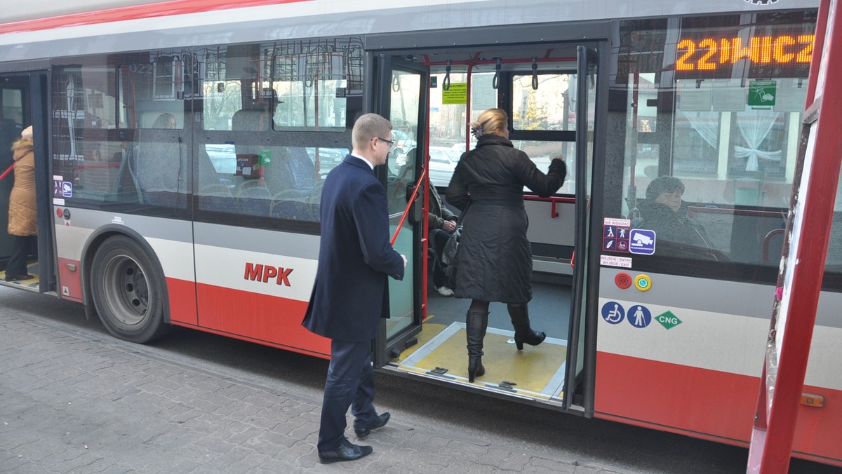 Częstochowa jest kolejnym miastem, które aktywnie włącza się w walkę ze smogiem. Władze miasta podjął decyzję o wprowadzeniu darmowej komunikacji miejskiej dla kierowców i apelują do mieszkańców o pozostanie w domach i niepalenie w kominkach.