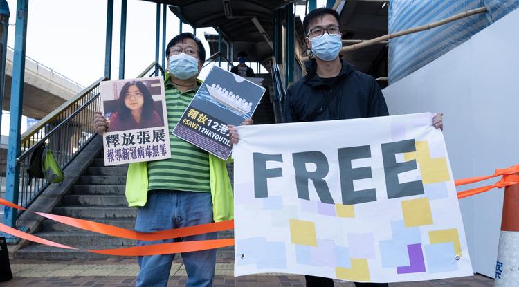 Demokrácia párti tüntetők kérik fiatal aktivisták, köztük Zhang Zan újságíró szabadonengedését, akit 4 évre ítéltek a COVID járványról készített tudósításai miatt