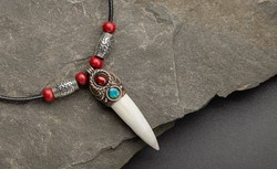 Polka kupiła w Afryce wisiorki z zębami krokodyla, została zatrzymana na lotnisku