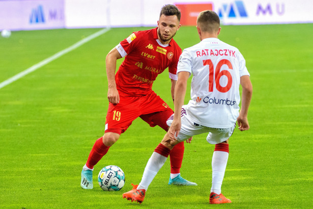 Piłkarz Widzewa Łódź Patryk Mucha (L) i Adam Ratajczyk (P) z ŁKS Łódź podczas meczu Fortuna 1. liga