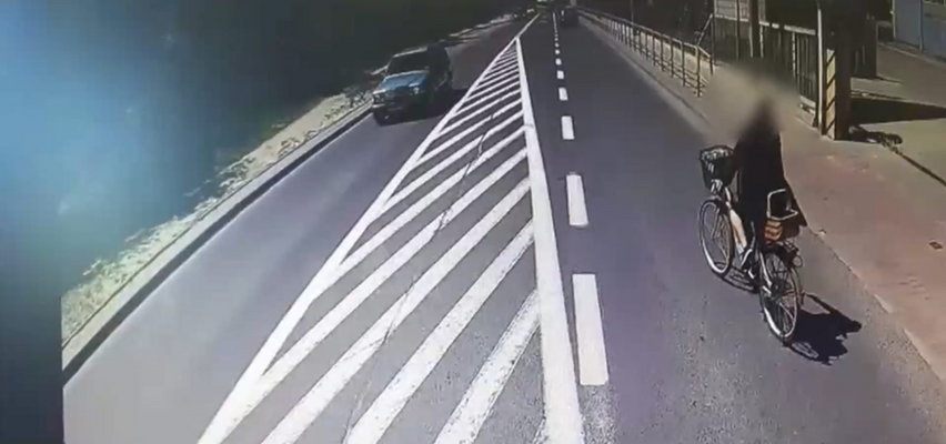Autobus miejski potrącił rowerzystkę. Przerażające nagranie z Ostródy [WIDEO]