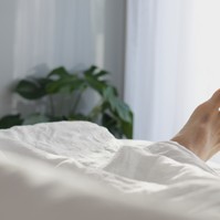 Miért alszunk jobban, ha az egyik lábunk kilóg takaró alól?