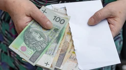 dodatkowe 250 zł dla tysięcy emerytów. wypłaty najpóźniej do 14 sierpnia
