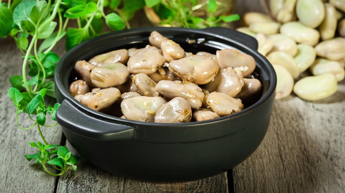 Bób po sycylijsku – na zimno i z pieczywem. Dzięki aromatycznej zalewie nie ma sobie równych