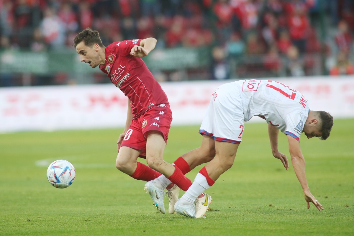 Zawodnik Widzewa Łódź Juliusz Letniowski (L) i Bartosz Nowak (P) z Rakowa Częstochowa podczas meczu 11. kolejki piłkarskiej Ekstraklasy