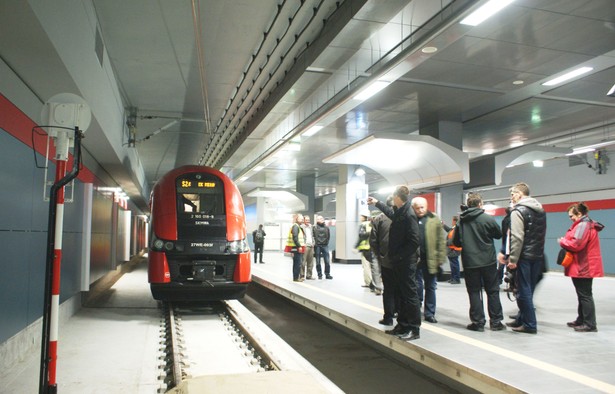 Pociąg SKM na stacji Warszawa Lotnisko Chopina (3)