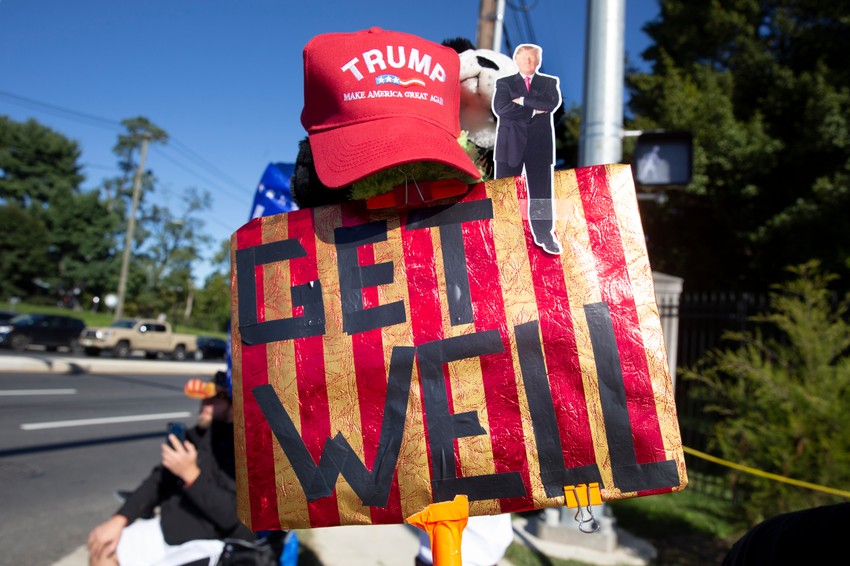 Trampove pristalice ispred bolnice pružaju podršku predsedniku 