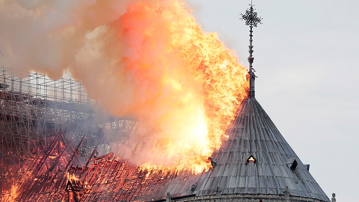 Pożar katedry Notre Dame. Nagrania z akcji ratowniczej