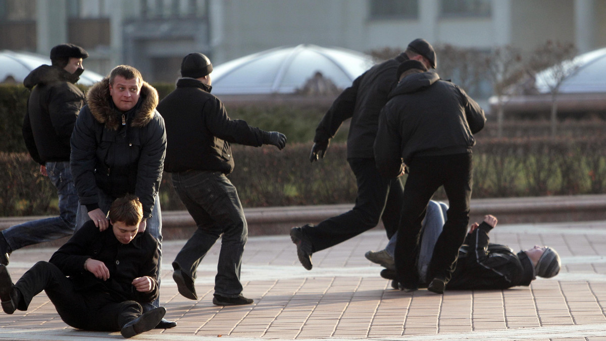 Zapadły pierwsze wyroki w sprawach osób zatrzymanych w poniedziałek w Mińsku podczas próby uczczenia rocznicy rozpędzenia protestu po wyborach prezydenckich na Białorusi z 2010 r. Dziewięć osób skazano we wtorek na 3-12 dni aresztu.
