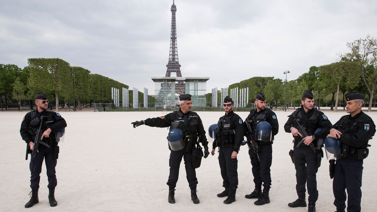 Na paryskiej stacji kolejowej Gare du Nord zatrzymano osobę, która groziła policjantowi nożem, powodując panikę. Rzecznik kolei podkreślił, że nikt nie został ranny. Nie ma na razie bliższych informacji.