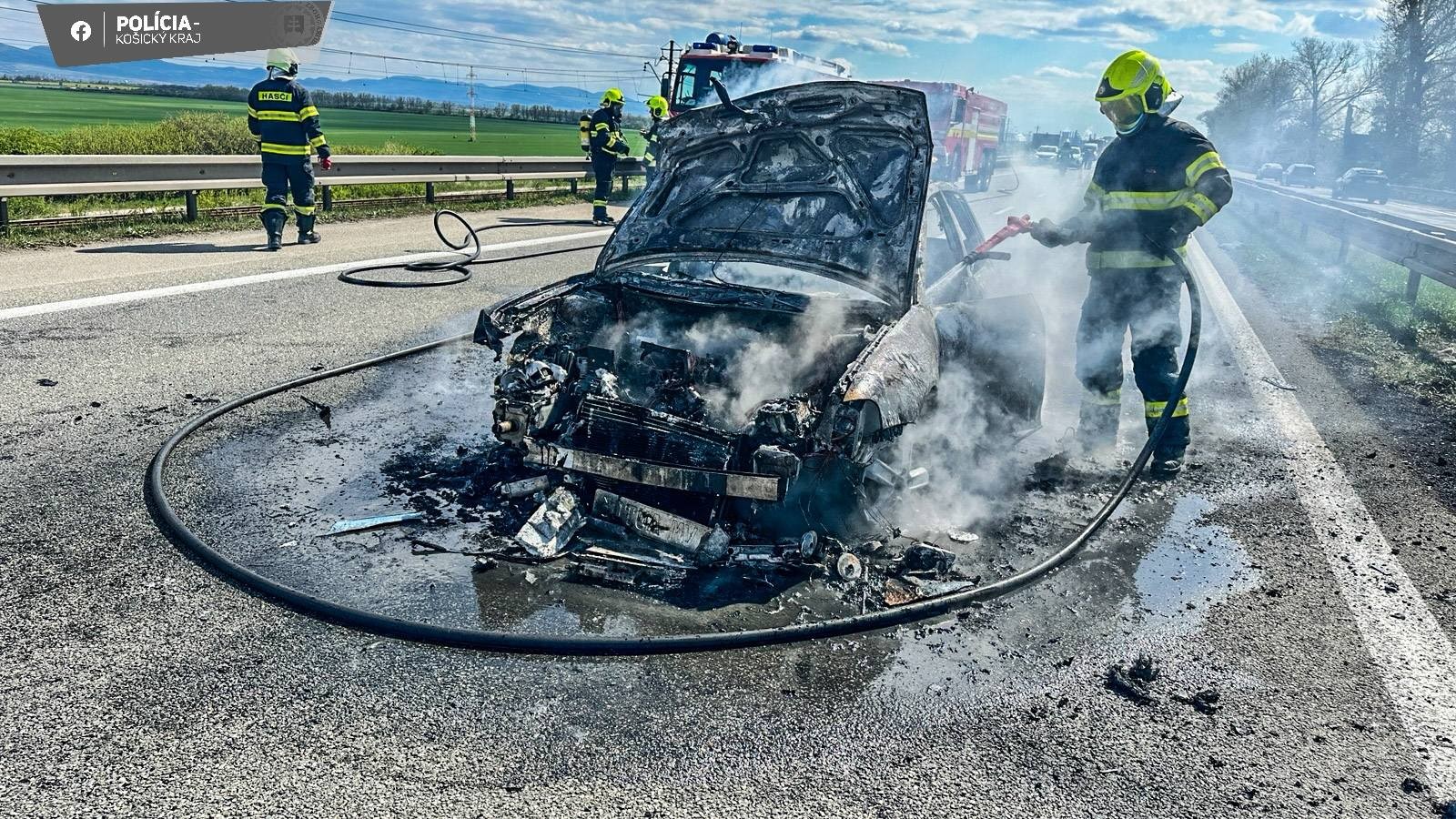 Po nehode sa posledné z vozidiel vznietilo.