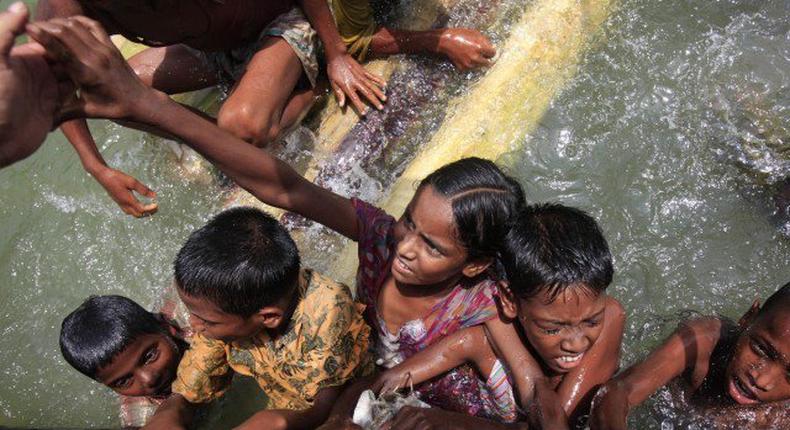 Thousands of flood-hit Bangladeshis sheltering on river banks-Red Cross