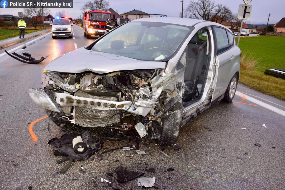 Päť ľudí sa zranilo pri dopravnej nehode, ktorá sa stala v utorok v obci Mýtna Nová Ves v okrese Topoľčany.