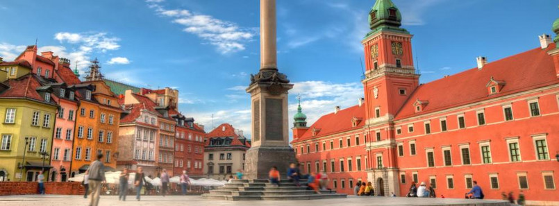 Odpoczynek w nietypowym ogrodzie Na dachu Biblioteki Uniwersytetu Warszawskiego, poza oglądaniem niesamowitych widoków – chociażby na Starą Pragę, Powiśle czy samo centrum miasta – można również odpocząć. Na szczycie BUW-u znajduje się największy ogród dachowy w Europie, zajmujący powierzchnię 1 hektara. Ogólnodostępny teren składa się z dwóch części (górnej i dolnej), w których można zobaczyć różne odmiany roślin oraz nakarmić zadomowione w znajdującym się tam stawie kaczki.