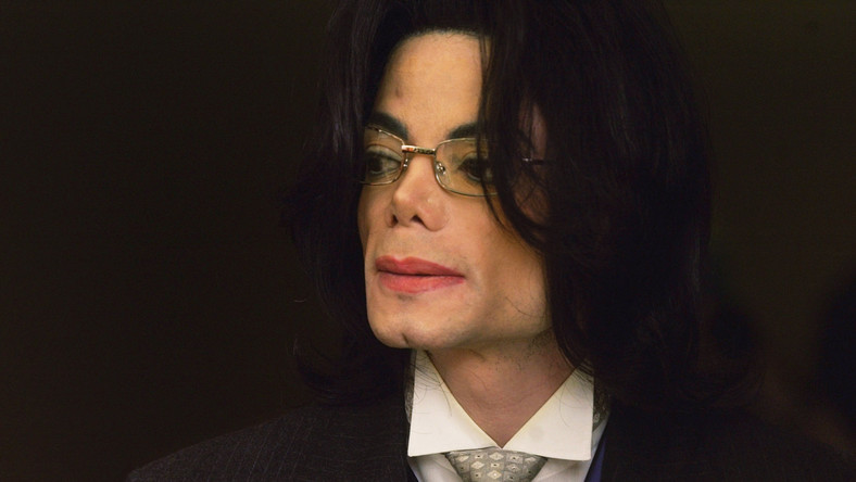 Film dokumentalny "Leaving Neverland", opowiadający historię dwóch chłopców, którzy zostali wykorzystani seksualnie przez Michaela Jacksona, wywołał kontrowersje na długo przed premierą. Teraz okazuje się, że emisja może nie być taka prosta. Spadkobierca majątku muzyka twierdzi, że w 1992 pomiędzy prawnikami piosenkarza a stacją HBO została zawarta umowa, która może wstrzymać pokazy produkcji.