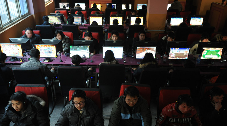 Zsúfolt internetkávézó Vuhanban: közel 800 millió kínai használja a világhálót – vagy legalábbis azt a részét, amelyet az állami felügyelők nem cenzúráznak / Fotó: Getty Images