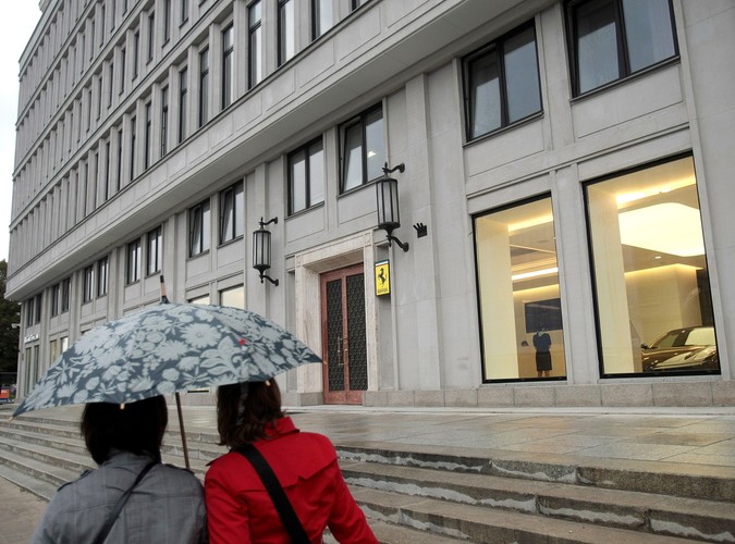 Salon kultowych włoskich samochodów Ferrari już został otwarty w dawnym gmachu KC przy ul. Nowy Świat 6/12 w Warszawie.