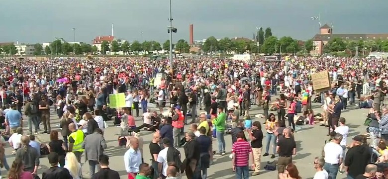 "Koronawirus to kłamstwo". Protest antyszczepionkowców w Niemczech [WIDEO]