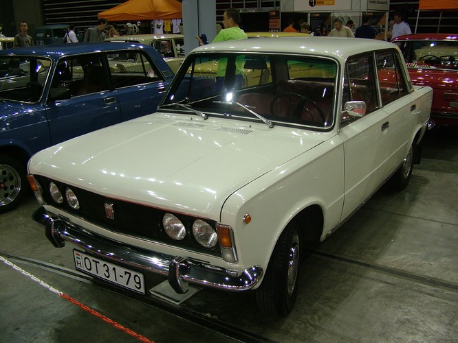 Fiat 125p. – czyli tak zwany „Duży Fiat”. Model ten do dzisiaj można spotkać na polskich ulicach. Narodził się w 1965 roku, jako następca przestarzałej już Warszawy. Produkcja bazowała na licencji włoskiego producenta. Zanim podpisano umowę z Fiatem, zakłady FSO negocjowały również z Renaultem. Gdyby doszło do zwycięstwa francuskiego producenta, być może jedno z najpopularniejszych aut komunistycznej polski wyglądałoby zupełnie inaczej. Na zdjęciu: Polski Fiat 125p, rocznik 1973. Fot. na lic. Creative Commons