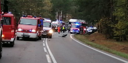 Wypadek autobusu pod Ostrołęką: co najmniej 14 poszkodowanych, jedna osoba nie żyje