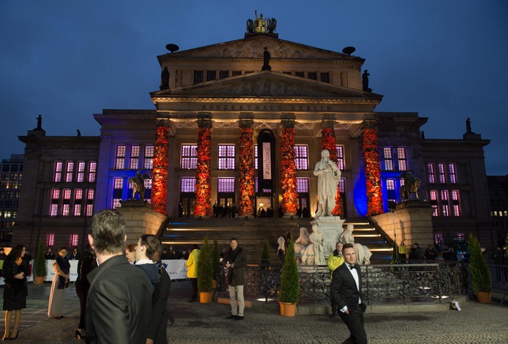 Instalacja z tysięcy kamizelek ratunkowych na kolumnach berlińskiego Konzerthaus