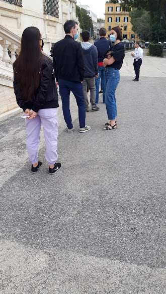 Kolejka turystów czekających na wpuszczenie do Galerii Borghese