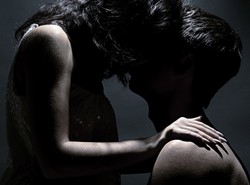 "Czy podoba ci się moje nagie ciało?"