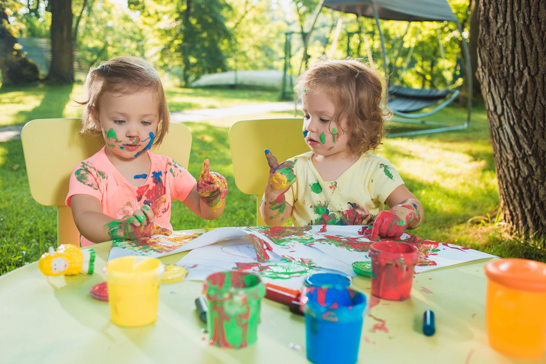 Kreatywne zabawy z dwulatkiem — malowanie palcami
